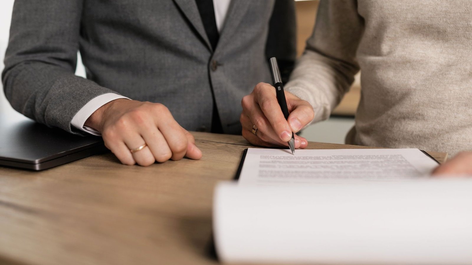Assinatura de contrato para anúncio premium no Idealista