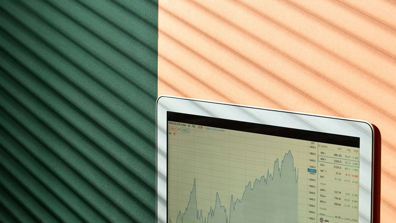 Código em ecrã de desenvolvedor — instalação técnica do Meta Pixel e Conversion API no site de uma imobiliária
