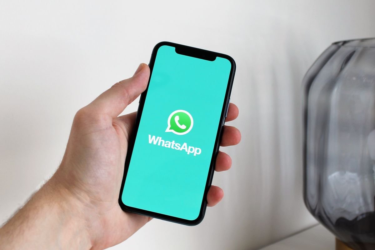 WhatsApp Business para imobiliárias — chat de agente imobiliário a responder lead em menos de 5 minutos