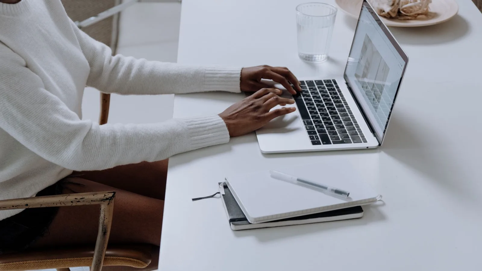 Sites profissionais para empresas em Portugal — laptop com dashboard